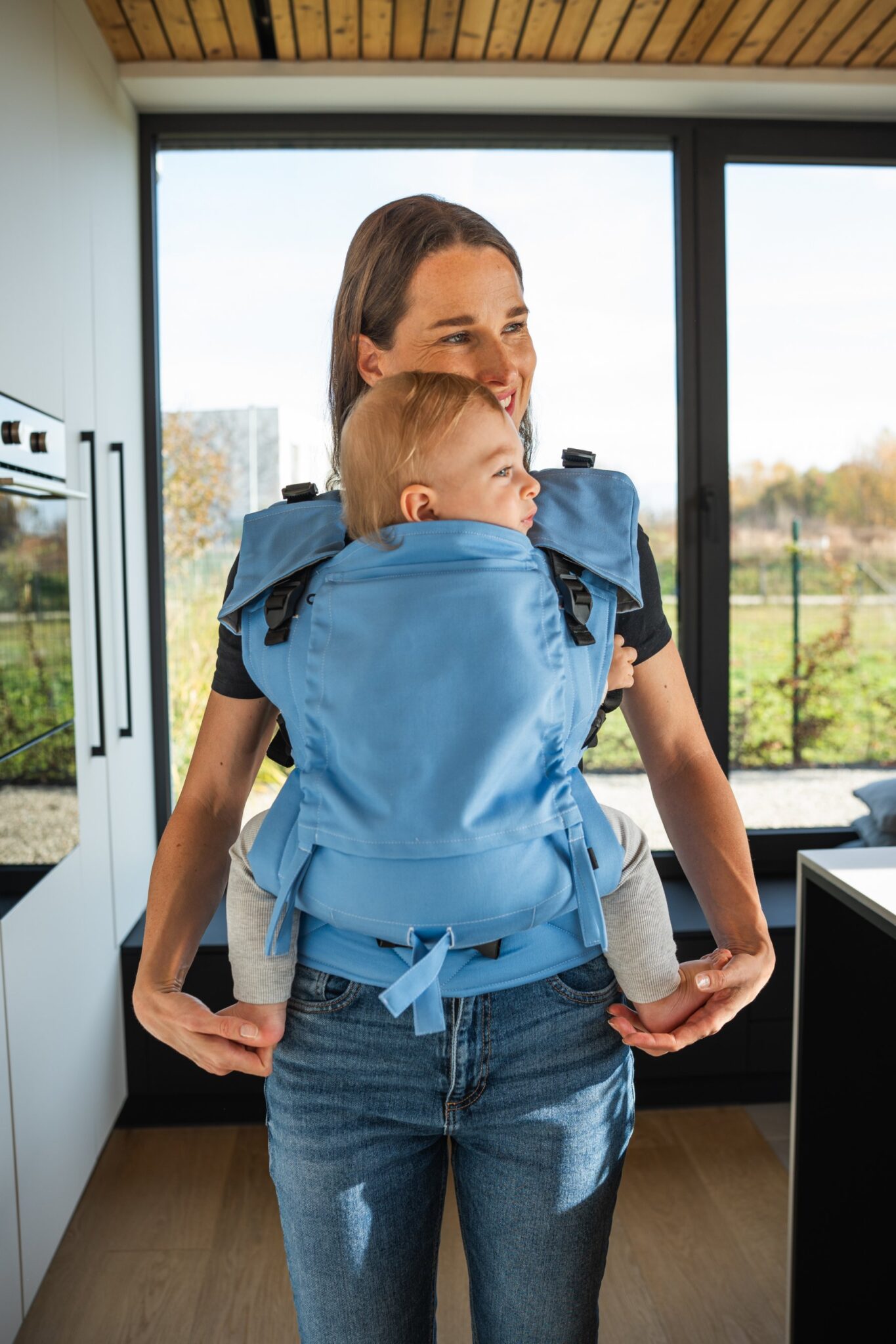 Слингова ергономична раница Belenka Mini регулируема от 2м. до 18м. с ПОДАРЪК Airy Blue протектори - Image 1