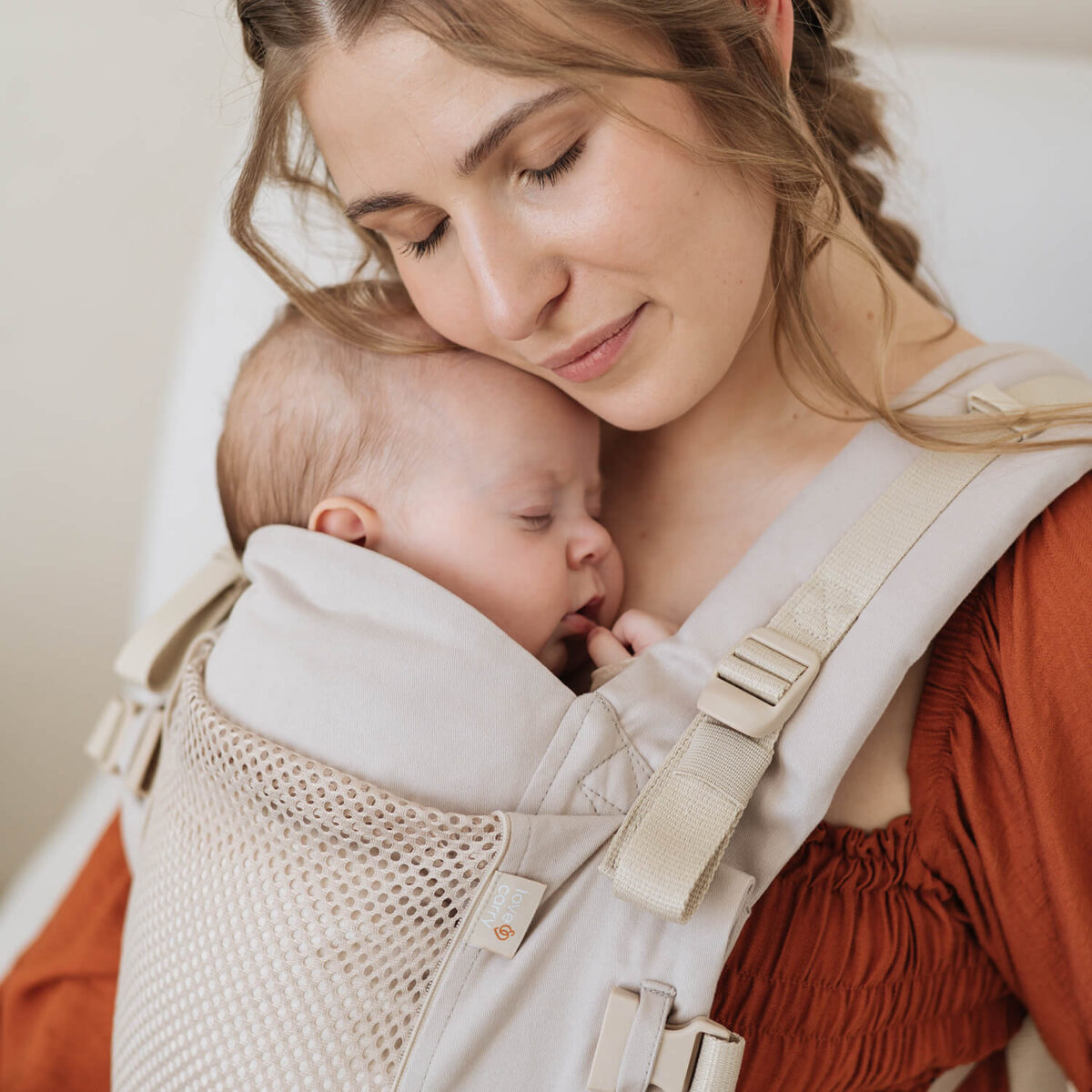 Love and Carry ONE регулируема ергономична раница с падащ панел и платка за кръста цвят Wheat - Image 1