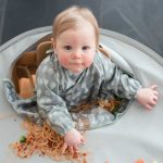 Система за хранене Tidy Tot лигавник с велкро и кръгла база Dove Grey сиви круши и ябълки