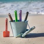 Scrunch Kids лопатка за игра , компактна лопатка за пясък, рециклируема РАЗЛИЧНИ РАЗЦВЕТКИ