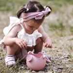 Scrunch Kids лейка за игра от 100%Силикон - смачкай, сгъни, навий и прибери РАЗЛИЧНИ РАЗЦВЕТКИ
