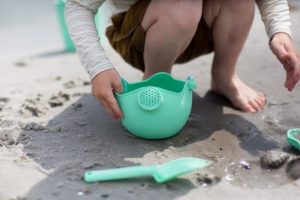Scrunch Kids лейка за игра от 100%Силикон - смачкай, сгъни, навий и прибери РАЗЛИЧНИ РАЗЦВЕТКИ - Image 3