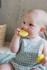 Oli&Carol John Lemon 2в1 Многофункционална чесалка за зъби 0+ и играчка за баня 100%естествен каучук - Image 5
