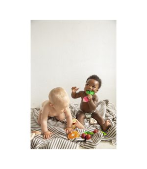 Oli&Carol Ramona Radish 2в1 Многофункционална чесалка за зъби 0+ и играчка за баня 100%естествен каучук - Image 3
