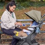 Компактна количка Metro+ Deluxe на Ergobaby Empire State Green с включени борд и поставка за чаша - Image 7