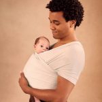Еластичен слинг New Aura на Ergobaby  Suistainable Knit Mesh СИВО дишаща мрежеста материя