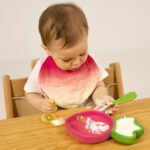 Oli and Carol сет от чиния и лъжичка за хранене от хевея дърво , Рамона Ряпата - Image 5