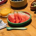 Oli and Carol сет от чиния и лъжичка за хранене от хевея дърво , Диня - Image 5