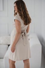 Рокля за бременни и кърмене Loop, къс ръкав, цвят крем ОЧАКВА СЕ - Image 5