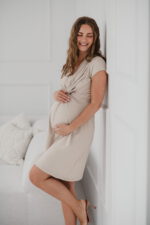 Рокля за бременни и кърмене Loop, къс ръкав, цвят крем ОЧАКВА СЕ - Image 6