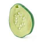 Oli&Carol Cucumber 2в1 Многофункционална чесалка за зъби 0+ и играчка за баня 100%естествен каучук