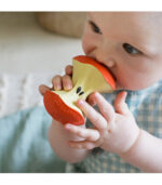 Oli&Carol Pepa the Apple 2в1 Многофункционална чесалка за зъби 0+ и играчка за баня 100%естествен каучук