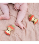 Oli&Carol Pepa the Apple 2в1 Многофункционална чесалка за зъби 0+ и играчка за баня 100%естествен каучук - Image 2