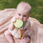 Oli&Carol Cucumber 2в1 Многофункционална чесалка за зъби 0+ и играчка за баня 100%естествен каучук - Image 6