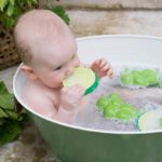 Oli&Carol Cucumber 2в1 Многофункционална чесалка за зъби 0+ и играчка за баня 100%естествен каучук - Image 3