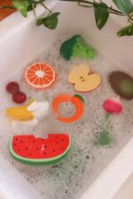 Oli&Carol Wally the Watermelon 2в1 Многофункционална чесалка за зъби 0+ и играчка за баня 100%естествен каучук - Image 4