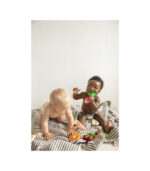 Oli&Carol Ramona Radish 2в1 Многофункционална чесалка за зъби 0+ и играчка за баня 100%естествен каучук - Image 3