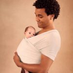 Еластичен слинг New Aura на Ergobaby  Suistainable Knit Mesh СИВО дишаща мрежеста материя