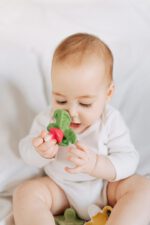 Oli&Carol Kale Мини чесалка за зъби , тип биберон 0+ 100%естествен каучук различни дизайни - Image 5