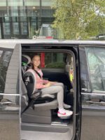 KneeGuardKids4 - първата напълно регулируема и издържала краш тест опора за крачета. Подпомага поддържане на правилна седяща позиция в столчета по посока на движението - Image 2