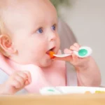 Комплект прибори за хранене бебе  doddl вилица и лъжичка с кутийка 6+м пудра - Image 3