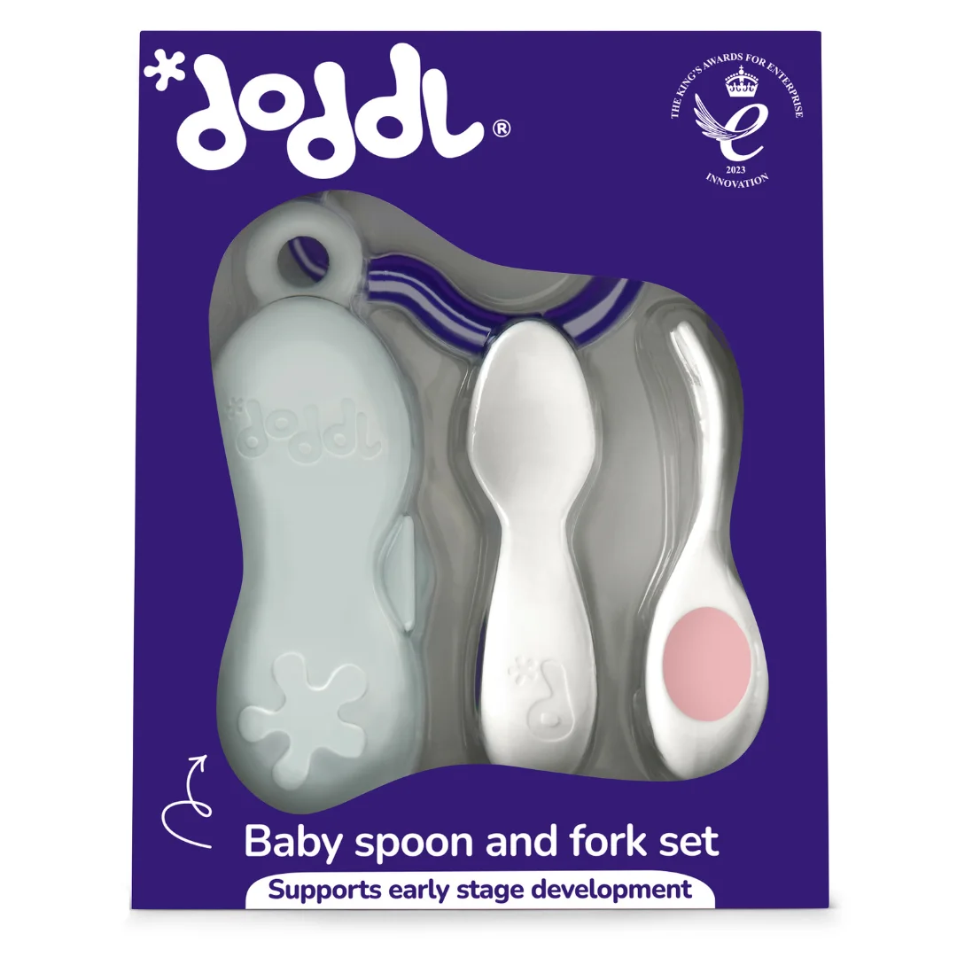 10 Комплект прибори за хранене бебе doddl вилица и лъжичка с кутийка 6+м пудра - Image 1